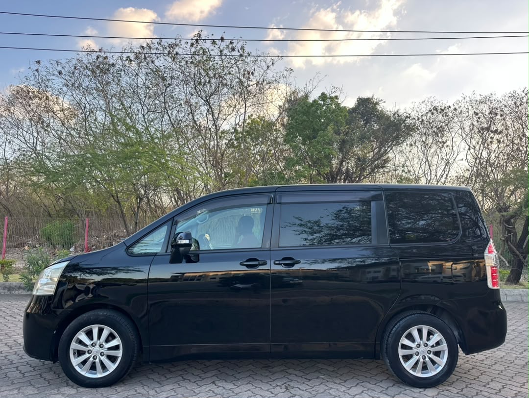 TOYOTA NOAH NEW MODEL X thumbnail 10